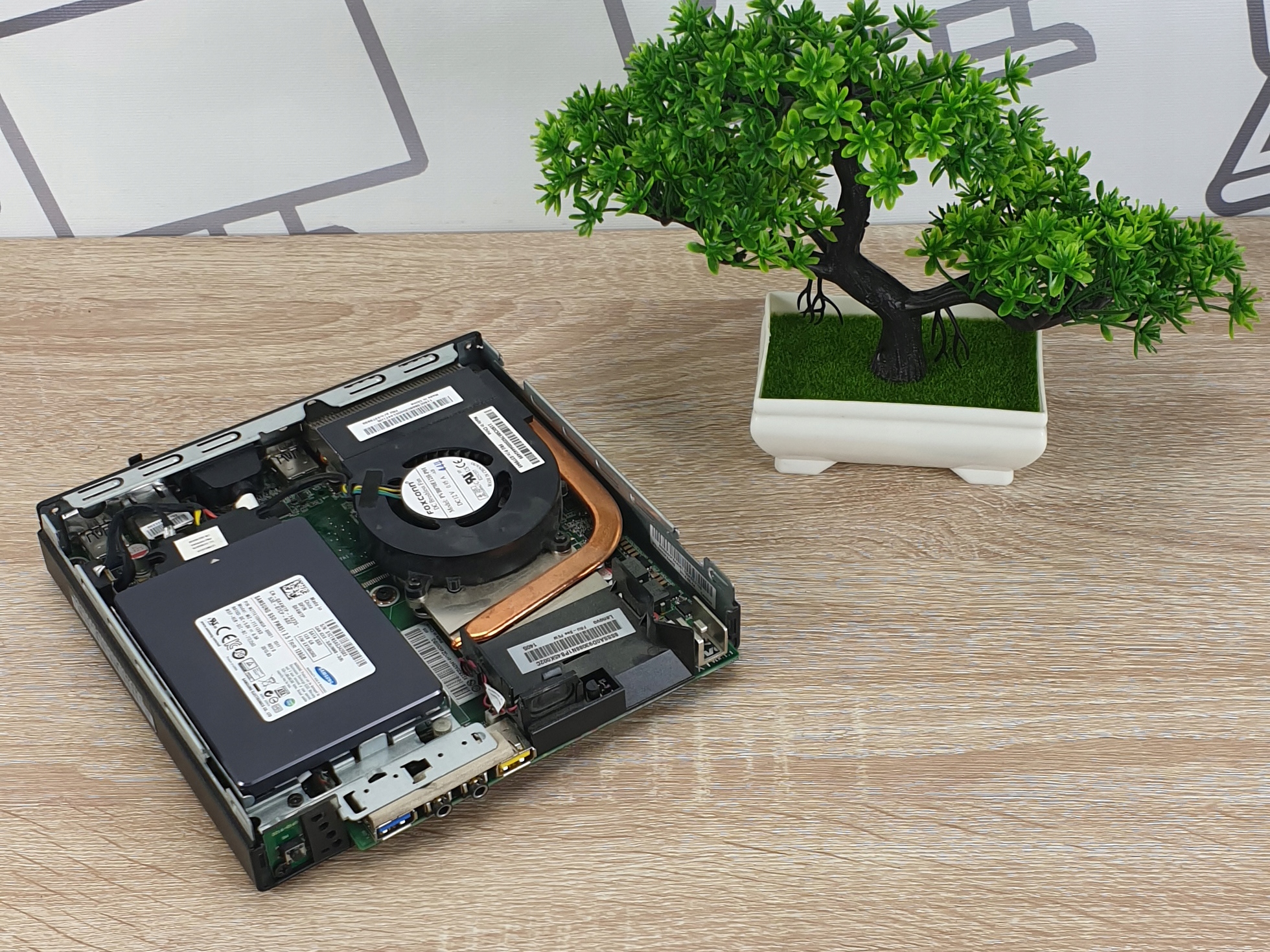 Mini komputer Lenovo M93p Tiny i5 16GB 256 SSD W10 - obrazek 9