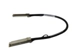 Krótki czarny kabel SAS z metalowymi wtyczkami QSFP na obu końcach, ułożony w łuk na białym tle.