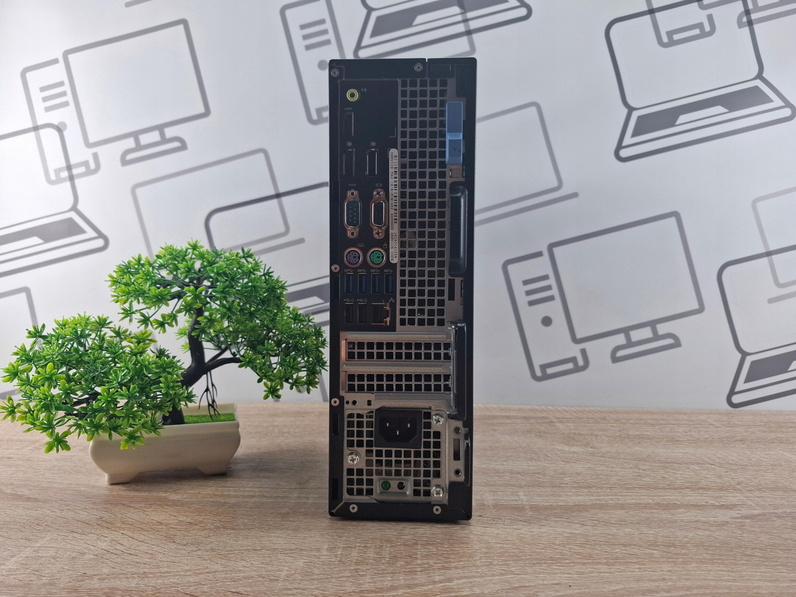 Tylny panel komputera Dell OptiPlex SFF z portami USB, PS/2, DisplayPort i gniazdem zasilania, obudowa ustawiona na biurku.