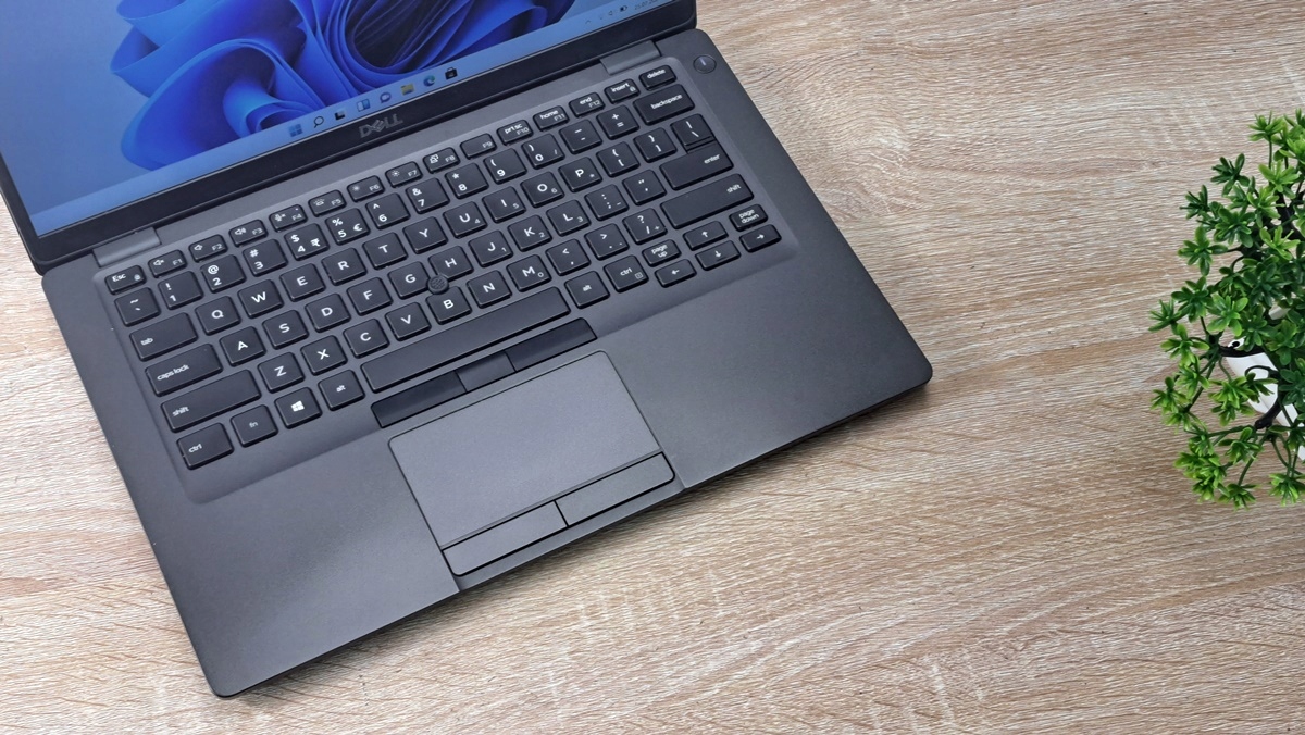 Otwarty laptop Dell Latitude 5400 z góry, widoczna klawiatura i touchpad z lekkimi śladami użytkowania.