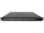 Przedni panel switcha LG-Ericsson z 48 portami RJ45 oraz dodatkowymi portami combo SFP po prawej stronie, uszy montażowe widoczne z boku.