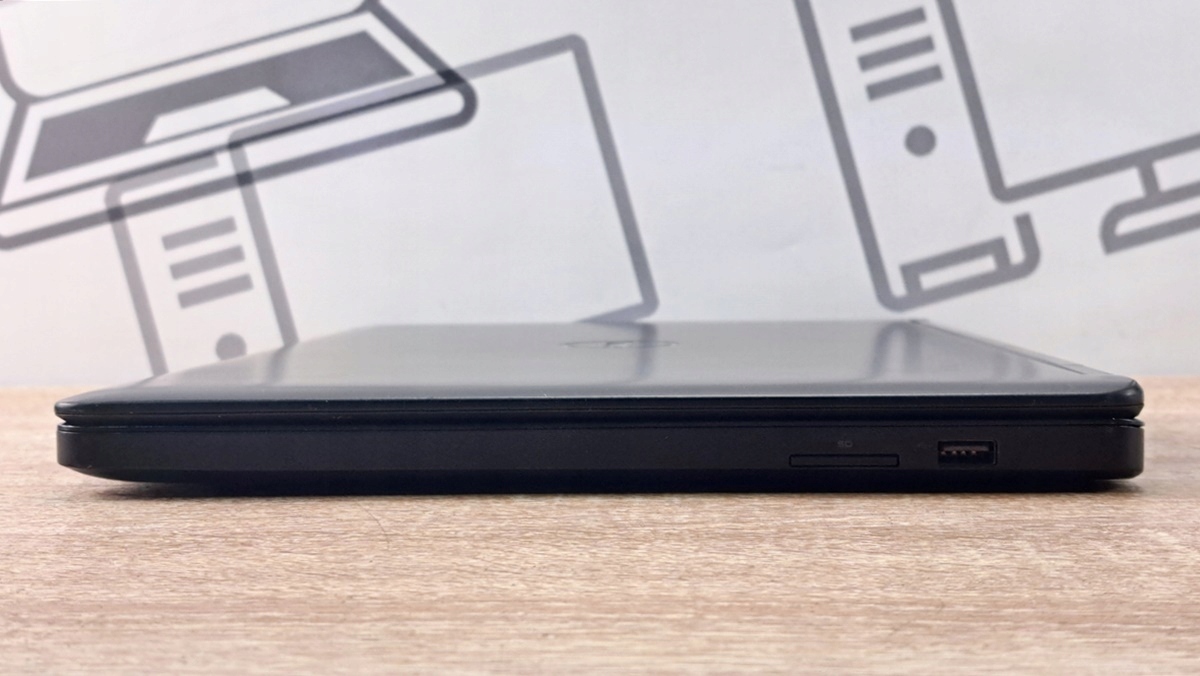 Zamknięty laptop Dell Latitude widoczny z boku, ukazujący cienką krawędź obudowy z pojedynczym złączem USB.