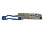 Moduł QSFP+ Mellanox w metalowej obudowie z niebieskim uchwytem wyciągowym i naklejką z opisem na boku.