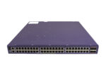 Przód fioletowej obudowy switcha Extreme Networks z czterema rzędami portów RJ45 i portami SFP+ po prawej stronie.
