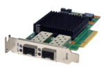 Karta sieciowa PCIe z dużym radiatorem i dwoma portami SFP+, widoczny profil low profile ze złotymi krawędziami złącza.