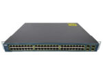 Przedni panel switcha Cisco z uszami montażowymi, czterema rzędami portów RJ45 i portami SFP po prawej stronie.