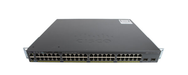 Przód switcha Cisco z widocznymi 48 portami RJ45 w dwóch rzędach i uszami montażowymi do szafy rack