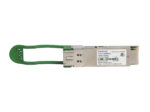 Metalowa wkładka QSFP28 Finisar z zieloną zaczepką wyciągającą i naklejką z opisem parametrów na boku.