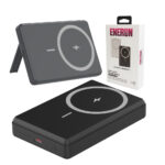 Czarny powerbank z bezprzewodową ładowarką magnetyczną i wysuwaną podstawką, obok pudełko marki Eneron z przyciskiem power.