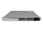 Przedni panel switcha Cisco z 24 portami RJ45 w dwóch rzędach i uszami montażowymi po bokach.