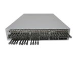 Switch rack HP SN6500B z przodu, liczne porty SFP+ z podłączonymi wkładkami GBIC i kablami z przodu obudowy.