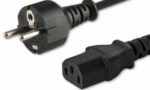 Kabel zasilający z wtyczką typu E/F (Schuko) po lewej i złączem IEC C13 po prawej stronie.