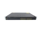 Przedni panel switcha Cisco z 24 portami RJ45, dwoma slotami SFP+ i uszami montażowymi do szafy rack.