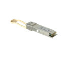 Moduł transceivera QSFP+ w metalowej obudowie z widocznym złotym uchwytem zwalniającym i portem optycznym.
