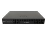 Router Cisco 4220 Series widziany z przodu, czarna metalowa obudowa z wentylacyjnymi otworami i logo Cisco na górze.