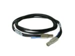 Kabel Mini SAS zwinięty w pętlę, oba końce ze złączami SAS i niebiesko-białymi etykietami.