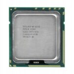 Procesor Intel Xeon W3520 widziany z góry, metalowa pokrywa z oznaczeniami oraz złote piny na krawędzi podstawki LGA1366.