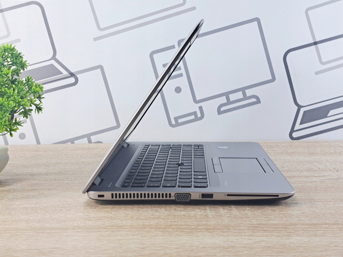 Laptop HP Elitebook 840 G3 uchylony pod niewielkim kątem, widok z boku na klawiaturę i otwory wentylacyjne.