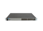 Przód switcha HP 2530-24G z 24 portami RJ45 i czterema slotami SFP, zamontowane uszy montażowe do szafy rack.