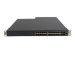 Switch Avaya 4526T-PWR+ w ujęciu z przodu pod kątem, widoczne uszy montażowe i rząd 24 portów RJ45 oraz dwa porty combo SFP.