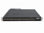 Przedni panel switcha Juniper EX4200-48P z rzędami portów RJ45 i wyświetlaczem LCD, uszy montażowe po bokach.