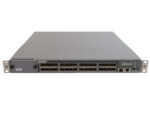 Przedni panel switcha Juniper EX4550 z licznymi portami SFP+ w rzędach i uszami montażowymi po bokach.