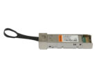Moduł transceiver SFP28 Flexoptix z metalową obudową i czarnym uchwytem do wysuwania z gniazda.