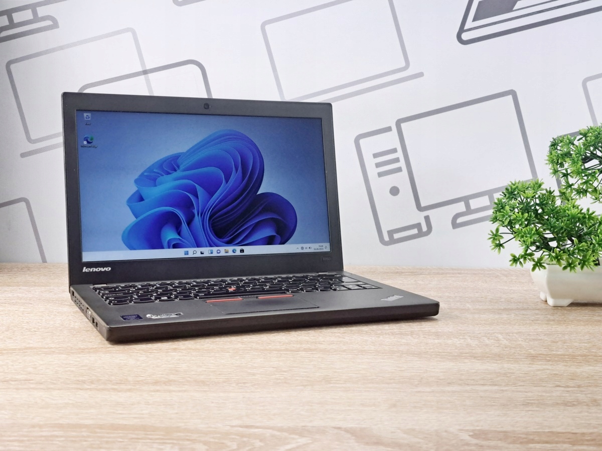 Otwarty laptop Lenovo ThinkPad X250 pod kątem z boku, na ekranie logo Windows 11, obudowa czarna matowa.