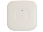 Access Point Cisco widziany z przodu, biała zaokrąglona obudowa z małą diodą stanu i logo pośrodku.