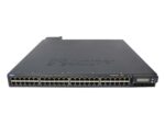 Przedni panel switcha Juniper EX3200-48P z widocznymi portami RJ45 i wyświetlaczem LCD po prawej stronie.
