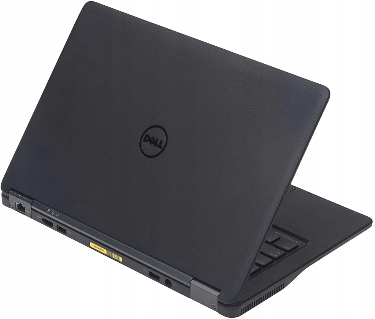 Laptop Dell uchylony pod kątem od tyłu, widoczna klapa z logo Dell i porty boczne z żółtą naklejką