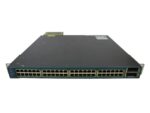 Widok od przodu switcha Cisco z 48 portami RJ45 oraz uszami montażowymi po bokach obudowy, lekko z góry.