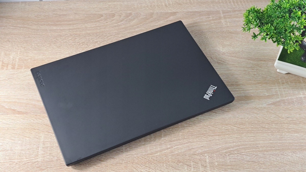 Zamknięty laptop Lenovo ThinkPad T480 w czarnej matowej obudowie, widok z góry pod kątem, z logo ThinkPad w rogu.