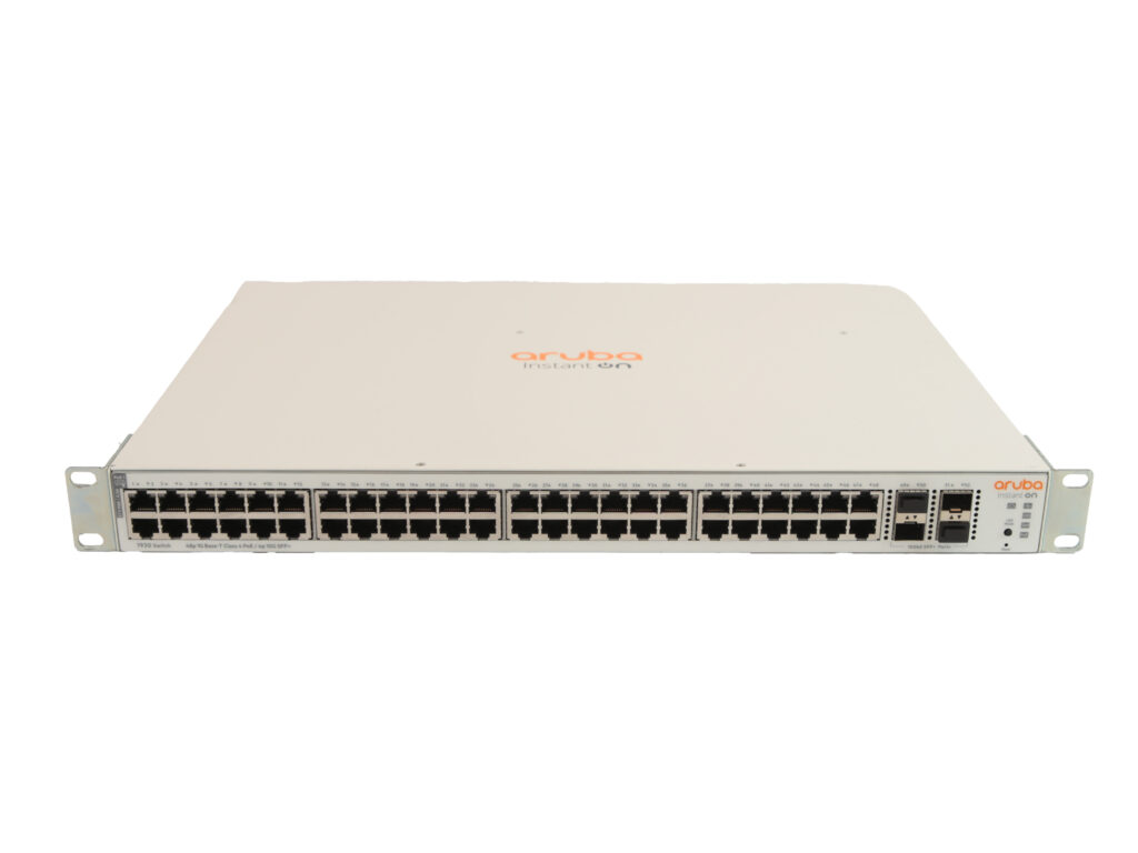 Przód switcha Aruba z rzędami 48 portów RJ45 oraz czterema portami SFP+ po prawej stronie, obudowa w dobrym stanie.