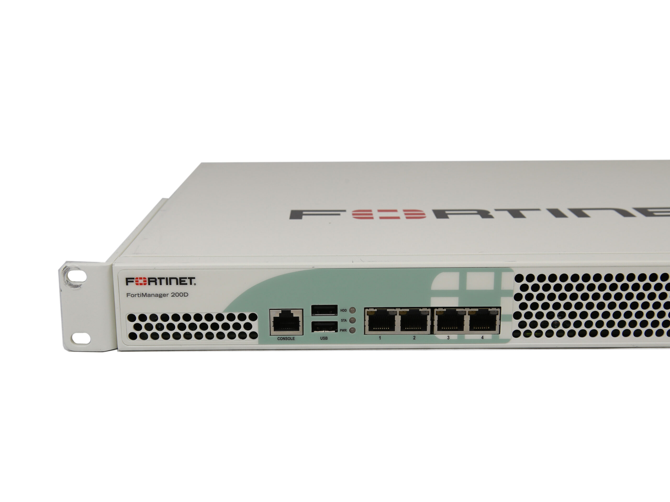 Przód urządzenia Fortinet FortiManager-200D pod kątem, widoczne porty RJ45, USB i konsolowy oraz uszy montażowe do szafy rack.