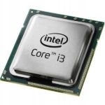 Procesor Intel Core i3 od spodu ze złotymi pinami oraz metalową osłoną z logo od góry, widoczny z boku.