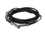 Zwinięty czarny kabel SFP+ z metalowymi wtyczkami na obu końcach, z białymi naklejkami z opisem na przewodzie.