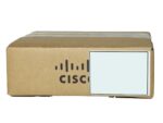 Zamknięte tekturowe pudełko z logo Cisco i pustą białą etykietą na boku kartonu.