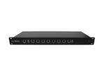 Router Ubiquiti EdgeRouter ER-8 pod kątem z przodu, widoczny rząd ośmiu portów RJ45 i uszy montażowe do szafy rack.