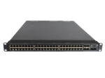 Przód switcha HP z 48 portami RJ45, dodatkowymi portami SFP+ i uszami montażowymi na czarnej obudowie rack.