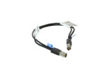 Kabel Mini-SAS z dwoma złączami na końcach, zwinięty łukiem, z białymi metkami identyfikacyjnymi przy wtykach.