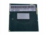 Procesor Intel Core i5-4300M widziany z góry, złoty metalowy rozpraszacz ciepła i etykieta z oznaczeniami na zielonym podłożu PCB.