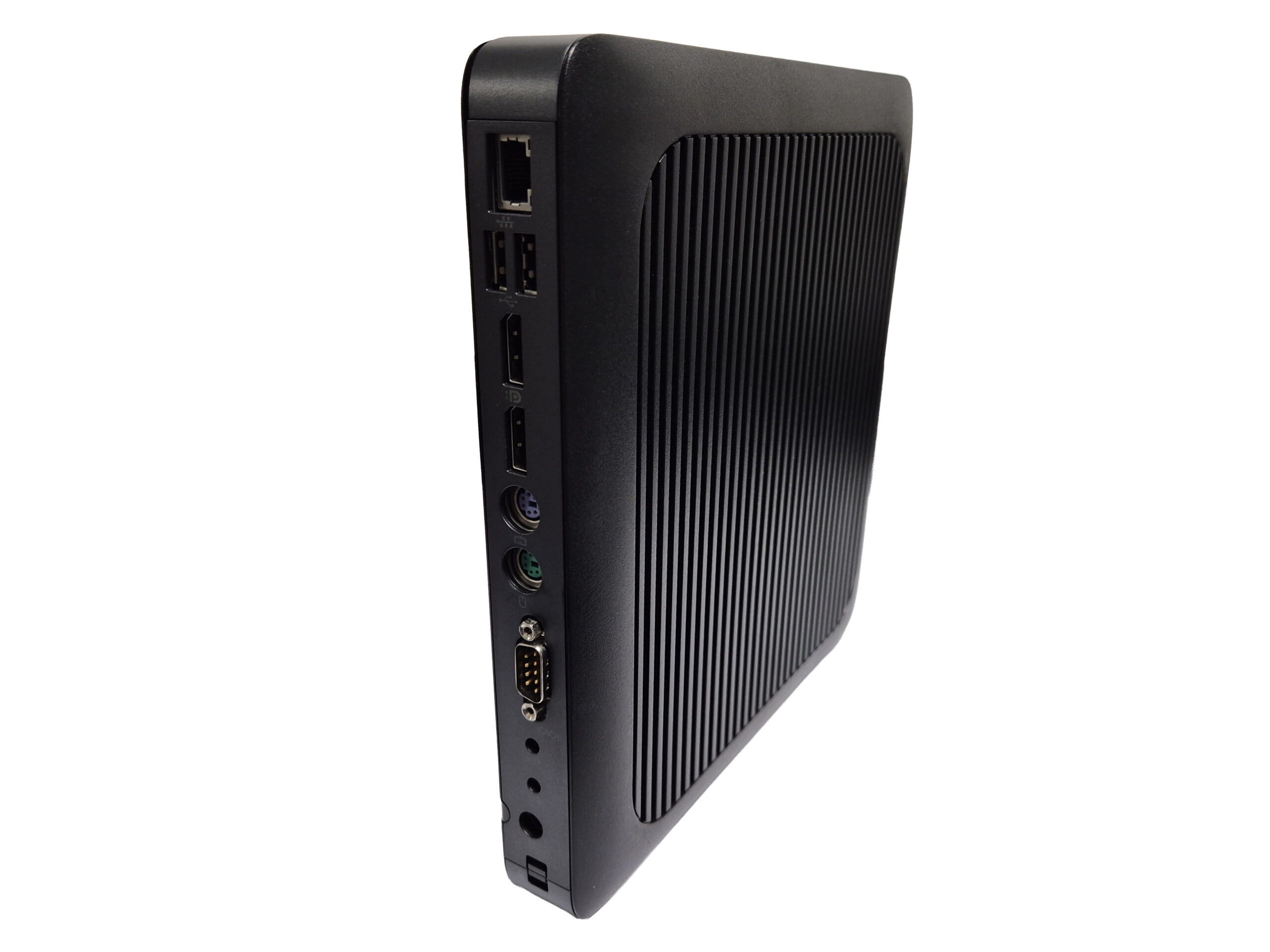Terminal HP t620 pod skosem, widoczne boczne żebrowanie obudowy oraz porty USB i złącze zasilania z tyłu.