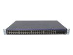 Przedni panel switcha Juniper EX2200-48T-4G z rzędami portów RJ45 i czterema slotami SFP z prawej strony, uszy montażowe widoczne po bokach.