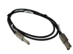 Kabel Mini-SAS z metalowymi wtyczkami po obu końcach, ułożony w luźny łuk na białym tle.