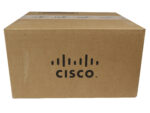 Zamknięte tekturowe pudełko z logo Cisco na boku, oklejone taśmami producenta, widok z góry pod kątem.