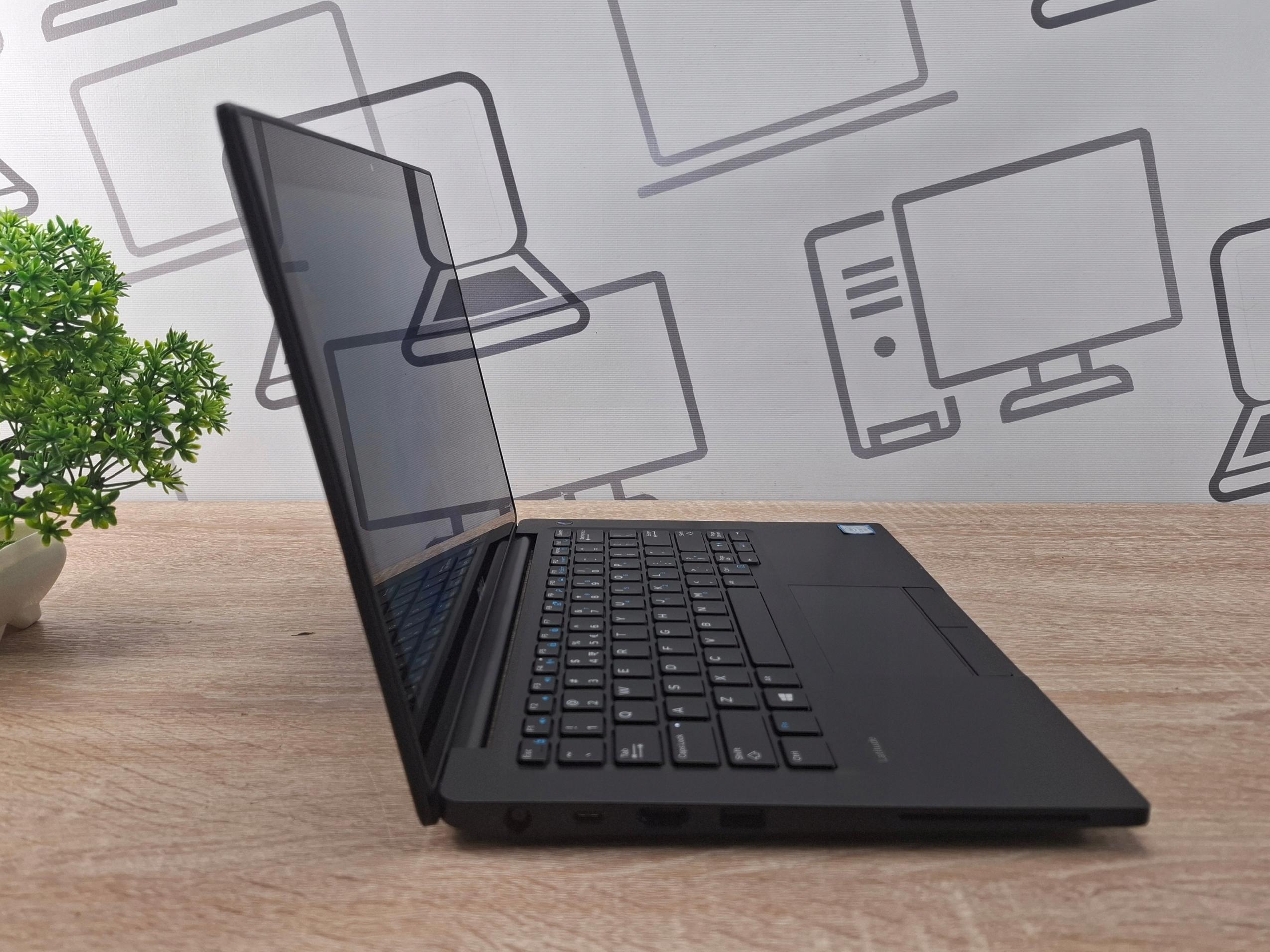 Laptop Dell Latitude 7280 otwarty pod kątem z lewej strony, widoczna klawiatura i ciemny ekran, obudowa czarna.