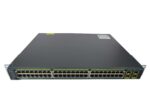 Przedni panel switcha Cisco z czterema rzędami portów RJ45 i portami SFP po prawej, uszy montażowe po bokach obudowy.