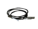 Zwinięty w pętlę czarny kabel Mini-SAS z metalowymi złączami na obu końcach, leżący na białym tle.