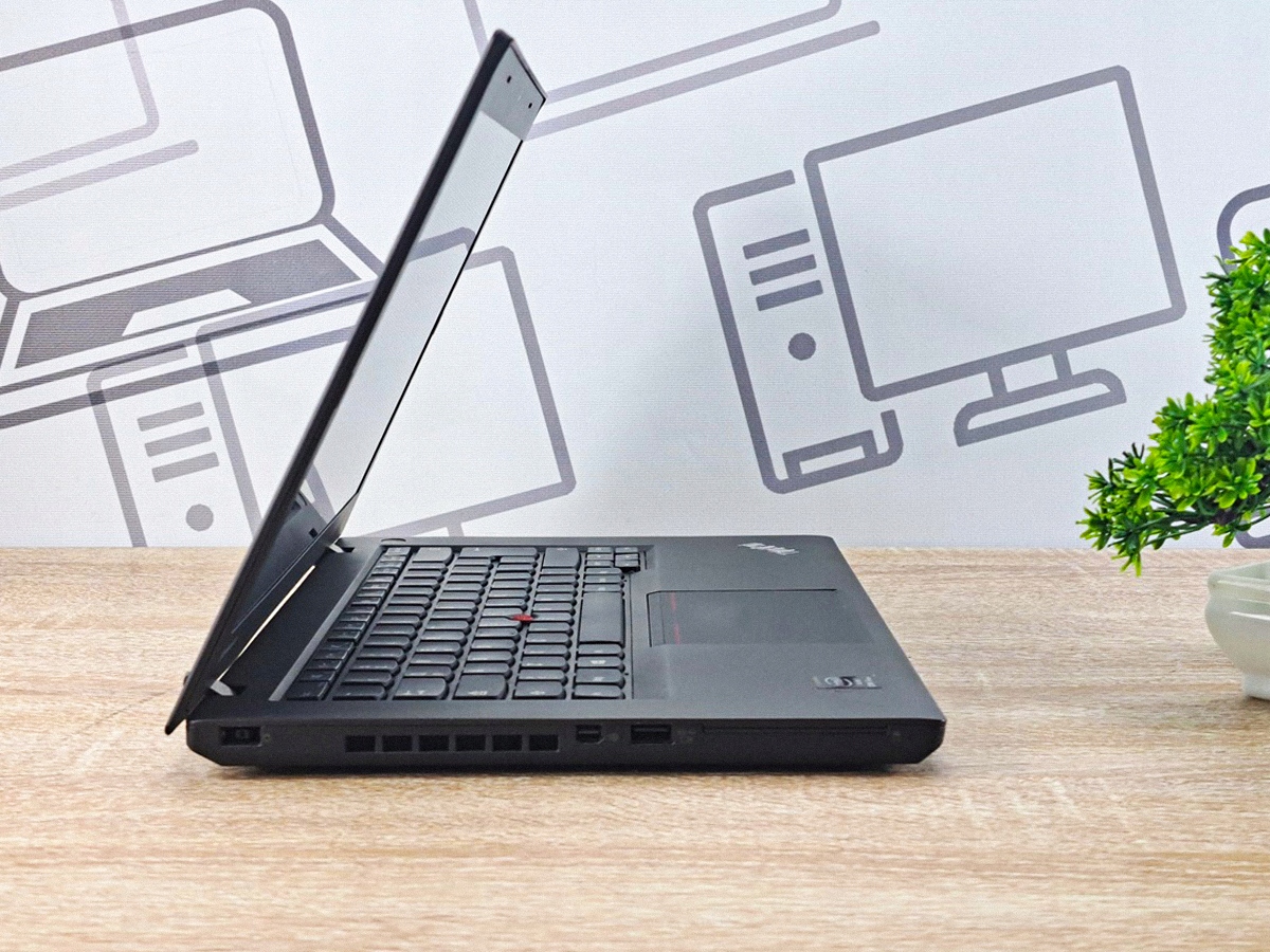 Laptop Lenovo ThinkPad lekko otwarty, widok z boku na profil obudowy i porty z lewej strony.